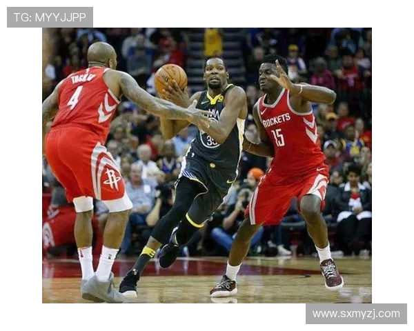 勇士与骑士激战正酣 谁能在季后赛中笑到最后争夺总冠军荣耀 勇士与骑士激战正酣 谁能在季后赛中笑到最后争夺总冠军荣耀